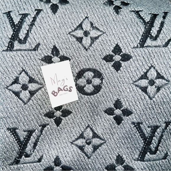 Louis Vuitton: LV Logo Logomania Fringe Scarf (Grey) - Picture 8 of 16